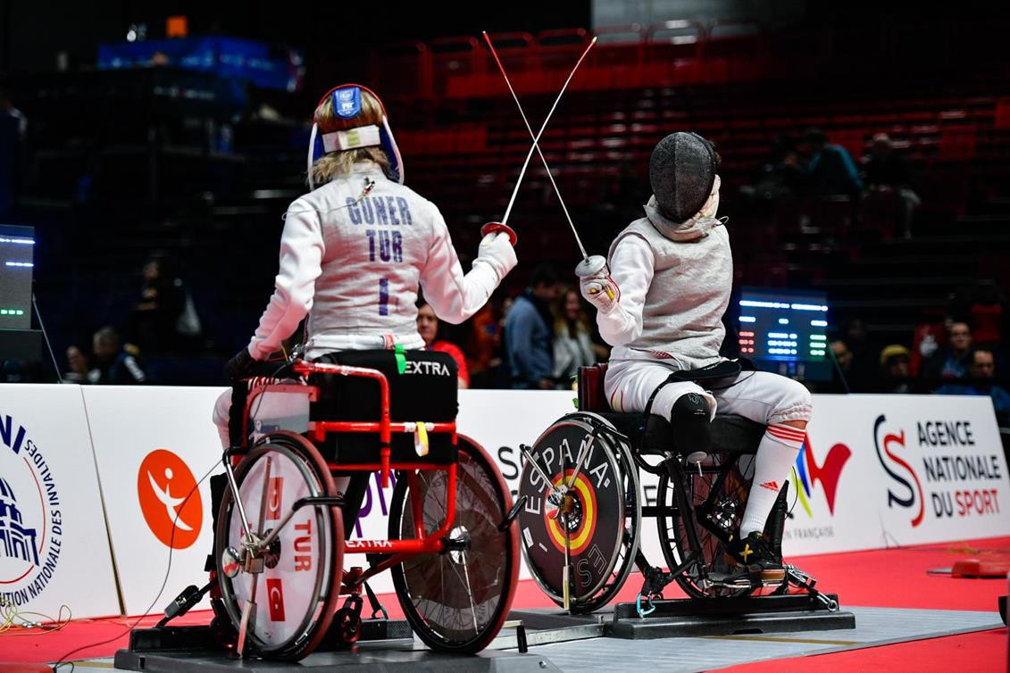 Eskrimci Şenay destek bekliyor