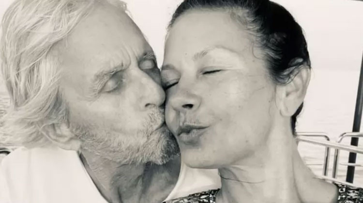 Çeyrek asırda aşk mı kalır hiç! Sanki yangına körükle gitti... Demek ki artık onu karısı gibi görmüyor