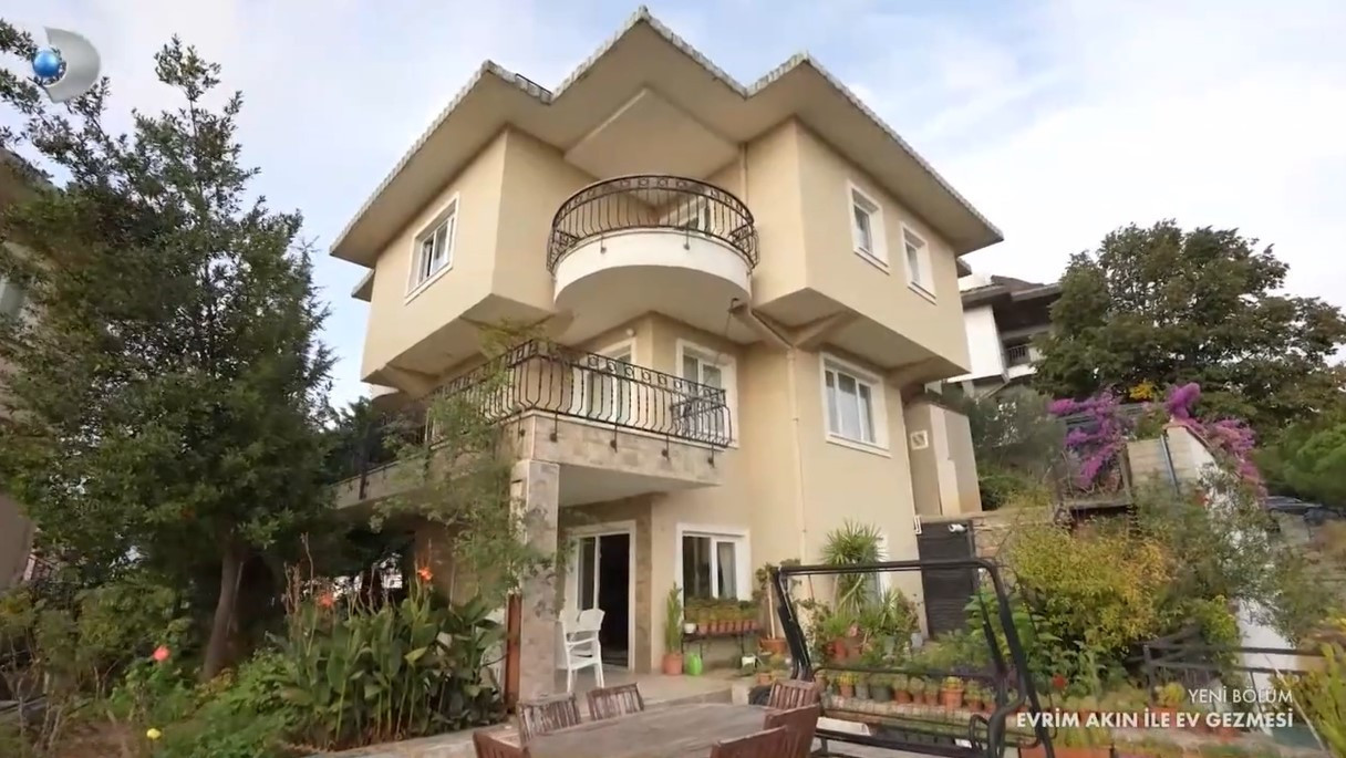 Halil Ergün evinin kapılarını açtı 4 katlı Boğaz manzaralı villa...