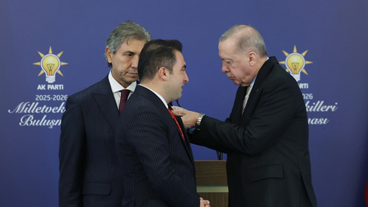 Cumhurbaşkanı Erdoğan, AK Parti'ye katılan belediye başkanlarına rozet taktı