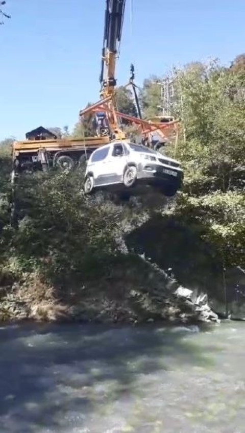 Felaketin ardından aracını 20 gün sonra vinçle kurtardı