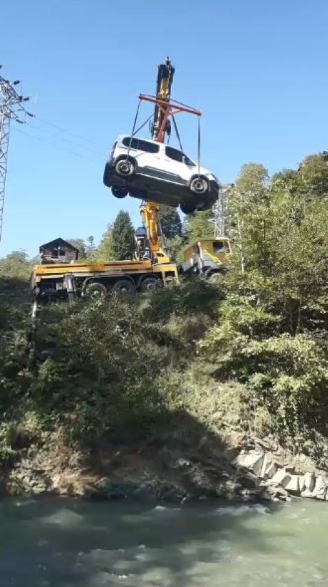 Felaketin ardından aracını 20 gün sonra vinçle kurtardı