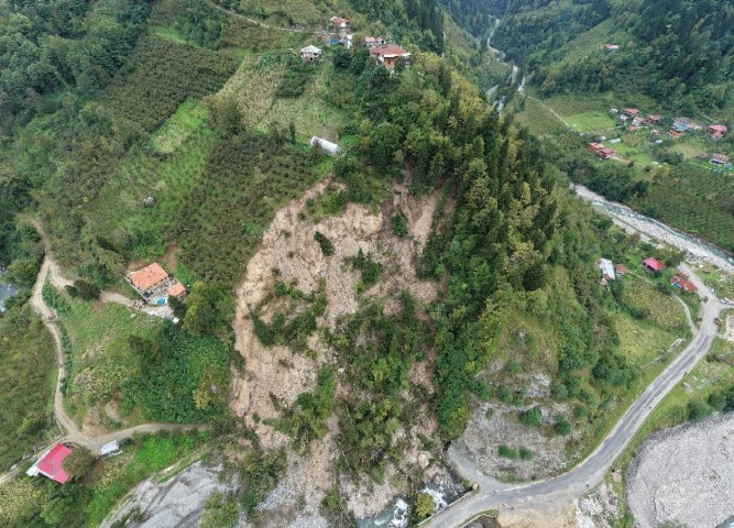 Felaketin ardından aracını 20 gün sonra vinçle kurtardı