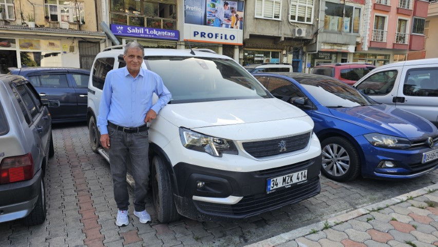 Felaketin ardından aracını 20 gün sonra vinçle kurtardı