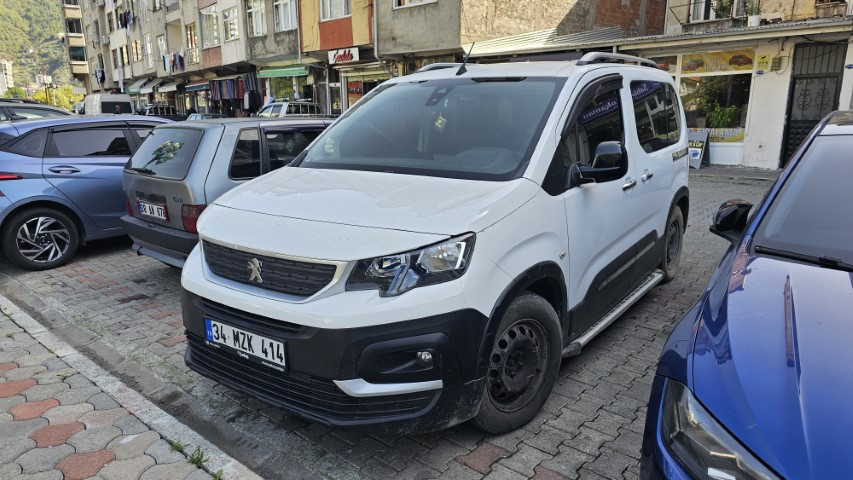 Felaketin ardından aracını 20 gün sonra vinçle kurtardı