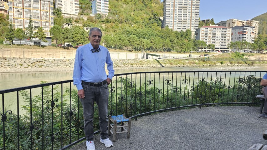 Felaketin ardından aracını 20 gün sonra vinçle kurtardı