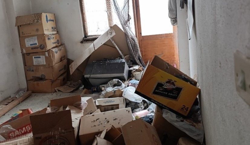 Komşular artık illallah etmişti Şikayet edildi, mahkeme evi boşalttı