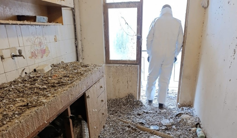 Komşular artık illallah etmişti Şikayet edildi, mahkeme evi boşalttı