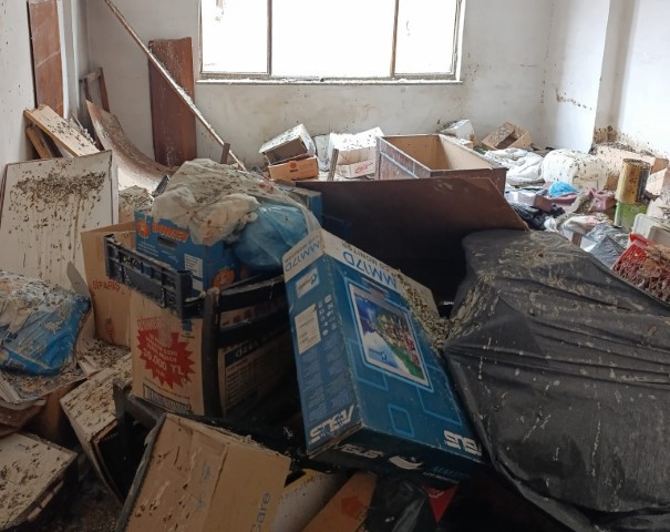 Komşular artık illallah etmişti Şikayet edildi, mahkeme evi boşalttı