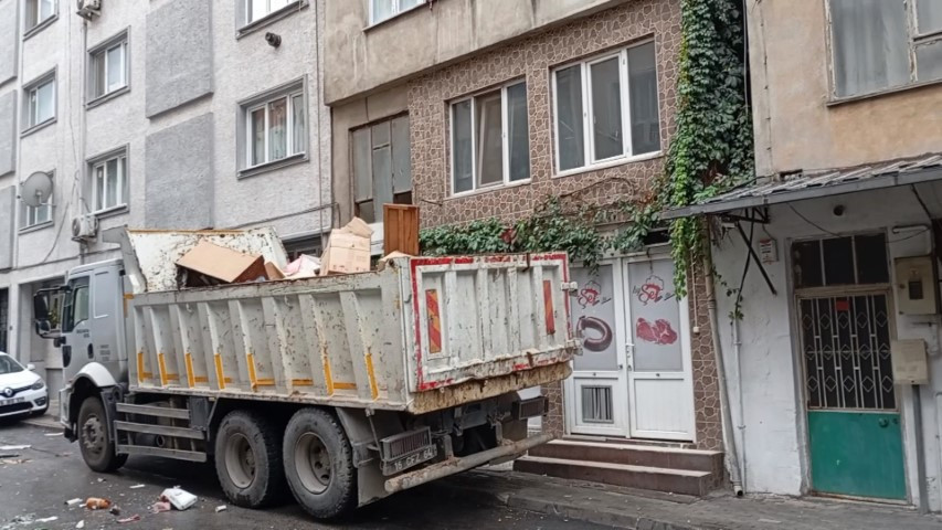 Komşular artık illallah etmişti Şikayet edildi, mahkeme evi boşalttı