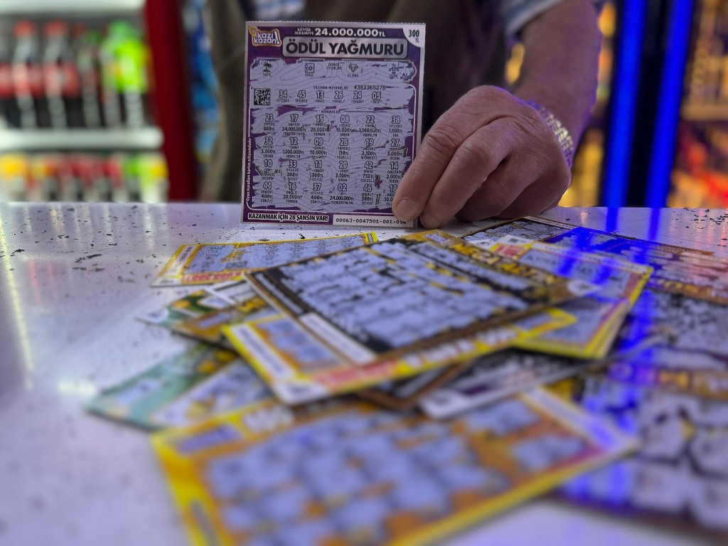 İnşaat işçisi, 300 liraya oynadığı oyunla 24 milyonluk ikramiye kazandı | Bayi sahibi o anları anlattı: Öyle bir bağırdı ki biz de sevincine ortak olduk