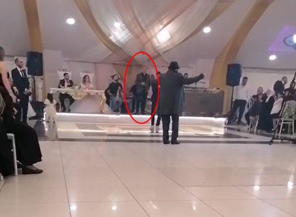 Sahnede kalp krizi geçiren sanatçı Yüksel Kader hayatını kaybetti.