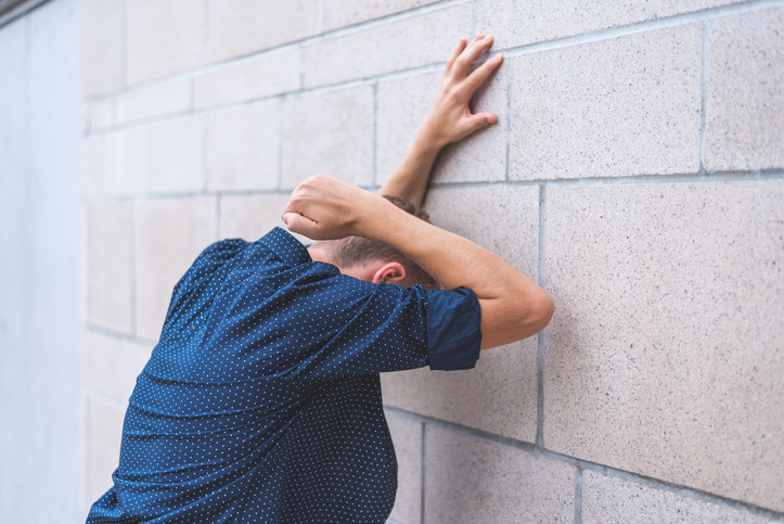 Kafamı duvara vurmak istiyorum diye tarif ediliyor Küme baş ağrılarından kurtulmanın yolları Kafamı duvara vurmak istiyorum diye tarif ediliyor Küme baş ağrılarından kurtulmanın yolları