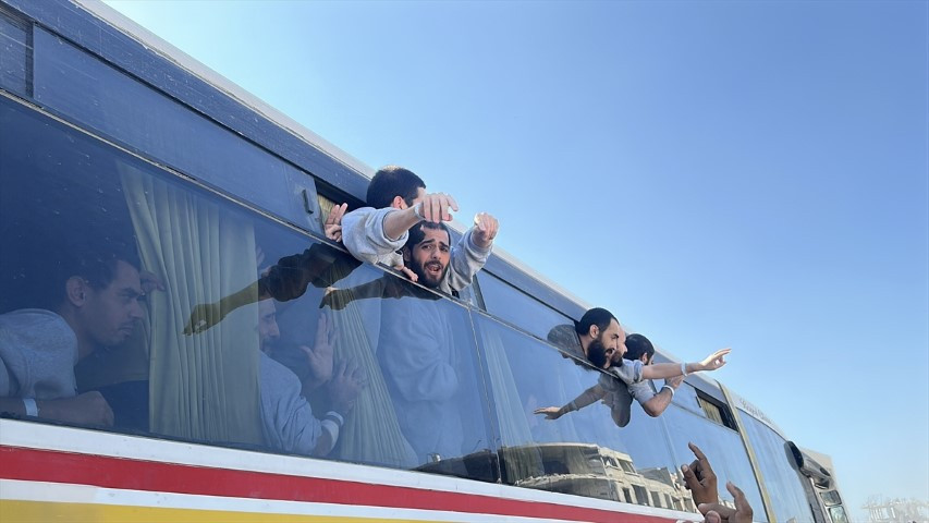 Dünyanın konuştuğu görüntüler: Filistinli esirler böyle özgürlüğüne kavuştu