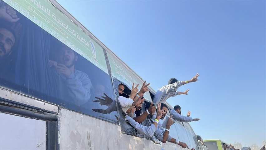 Dünyanın konuştuğu görüntüler: Filistinli esirler böyle özgürlüğüne kavuştu