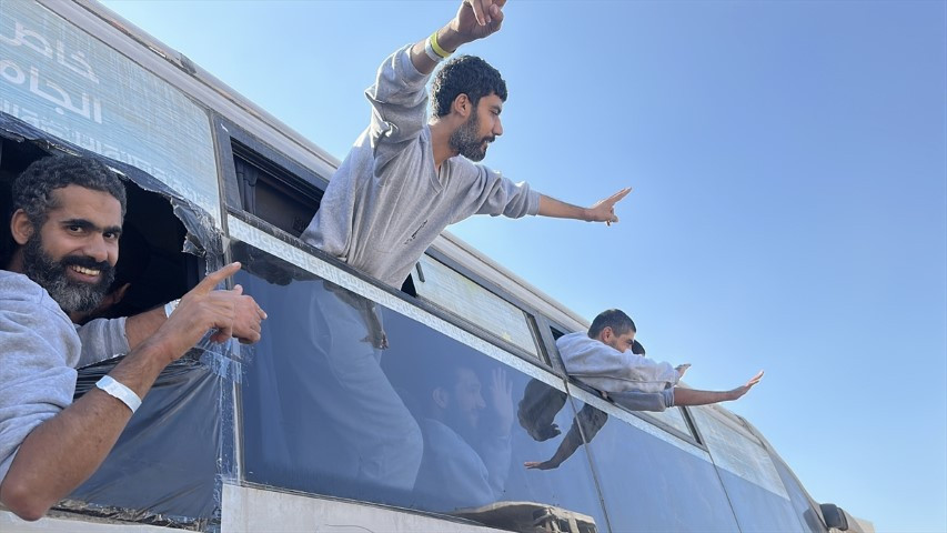 Dünyanın konuştuğu görüntüler: Filistinli esirler böyle özgürlüğüne kavuştu