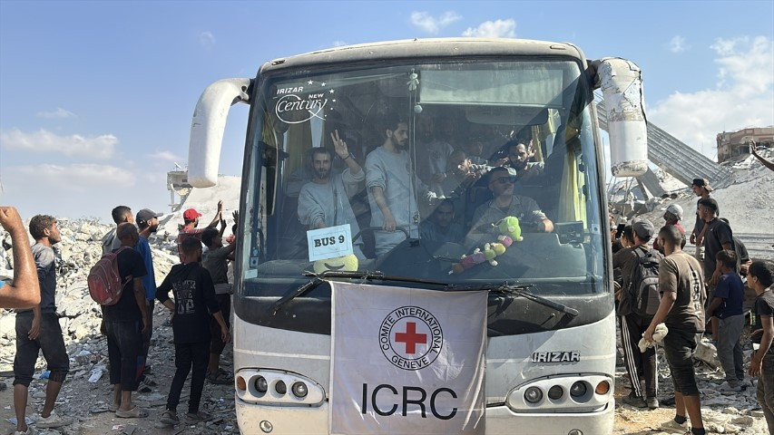 Dünyanın konuştuğu görüntüler: Filistinli esirler böyle özgürlüğüne kavuştu