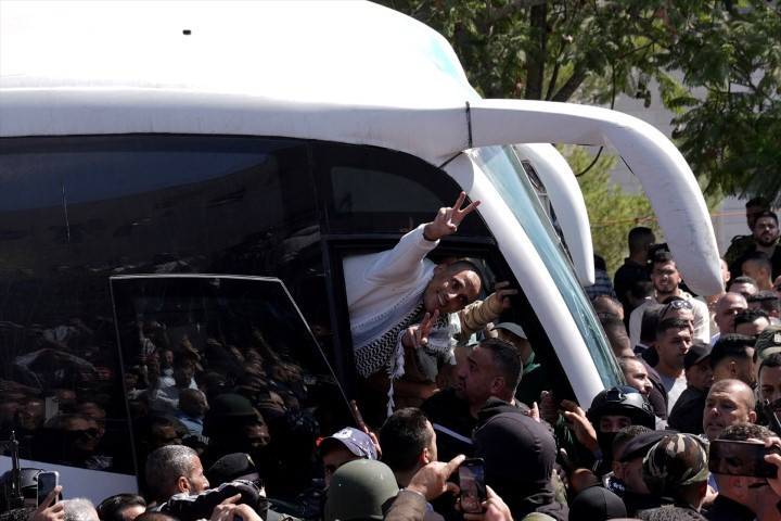 Dünyanın konuştuğu görüntüler: Filistinli esirler böyle özgürlüğüne kavuştu