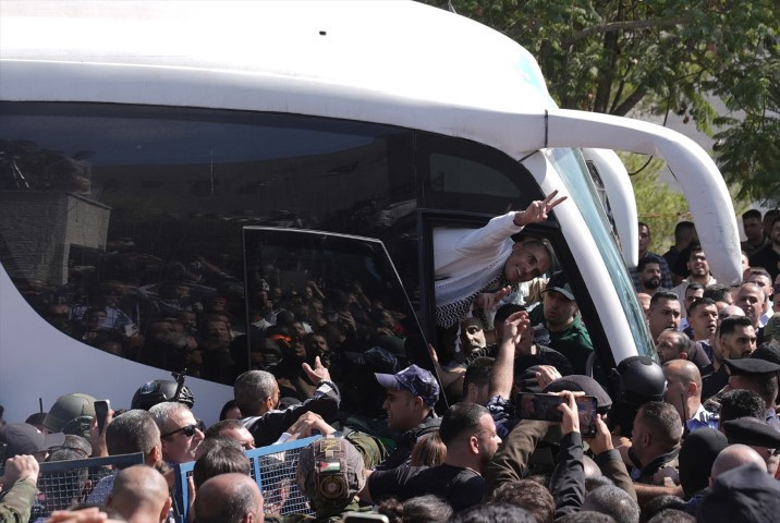 Dünyanın konuştuğu görüntüler: Filistinli esirler böyle özgürlüğüne kavuştu