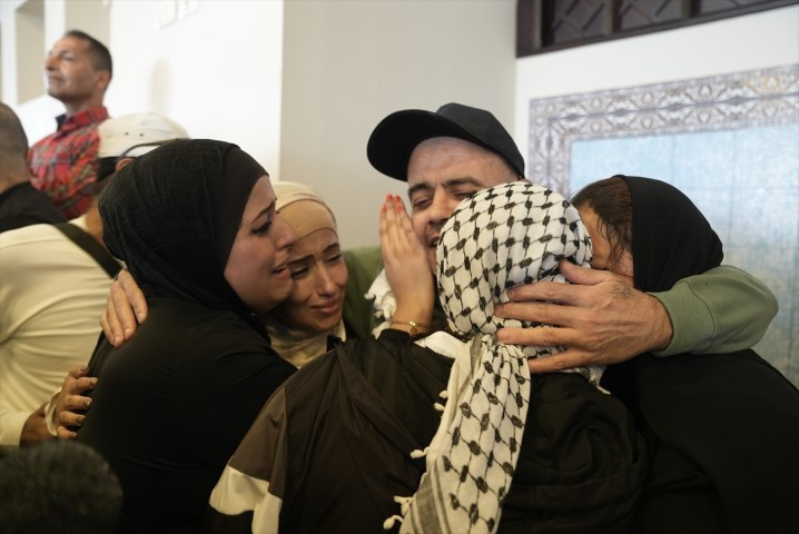 Dünyanın konuştuğu görüntüler: Filistinli esirler böyle özgürlüğüne kavuştu