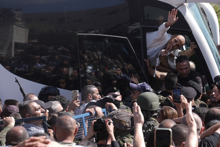 Dünyanın konuştuğu görüntüler: Filistinli esirler böyle özgürlüğüne kavuştu