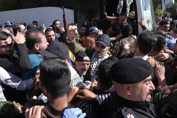 Dünyanın konuştuğu görüntüler: Filistinli esirler böyle özgürlüğüne kavuştu