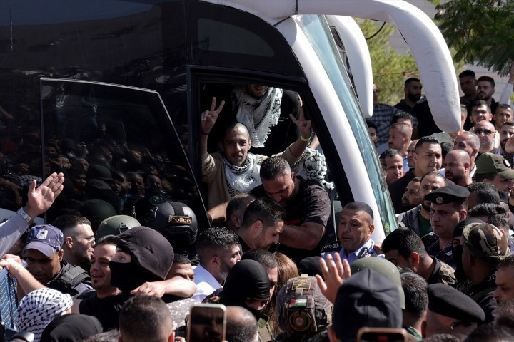 Dünyanın konuştuğu görüntüler: Filistinli esirler böyle özgürlüğüne kavuştu