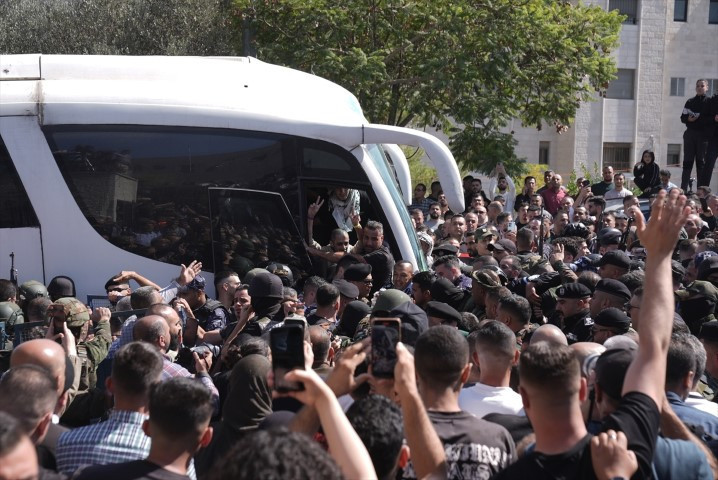 Dünyanın konuştuğu görüntüler: Filistinli esirler böyle özgürlüğüne kavuştu