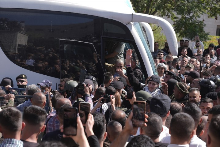 Dünyanın konuştuğu görüntüler: Filistinli esirler böyle özgürlüğüne kavuştu