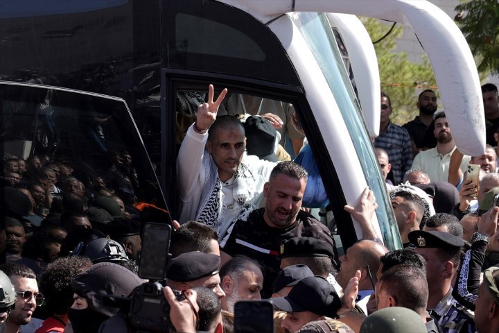 Dünyanın konuştuğu görüntüler: Filistinli esirler böyle özgürlüğüne kavuştu