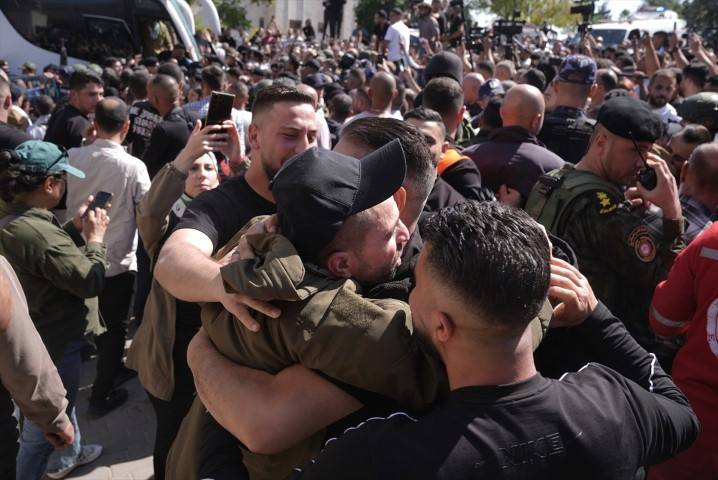 Dünyanın konuştuğu görüntüler: Filistinli esirler böyle özgürlüğüne kavuştu
