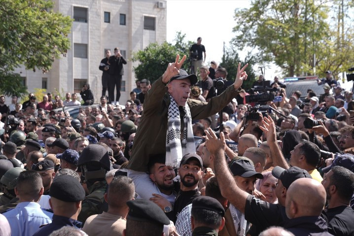 Dünyanın konuştuğu görüntüler: Filistinli esirler böyle özgürlüğüne kavuştu