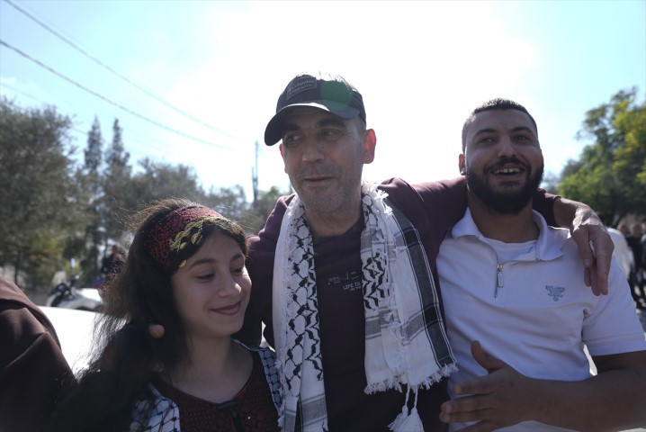 Dünyanın konuştuğu görüntüler: Filistinli esirler böyle özgürlüğüne kavuştu