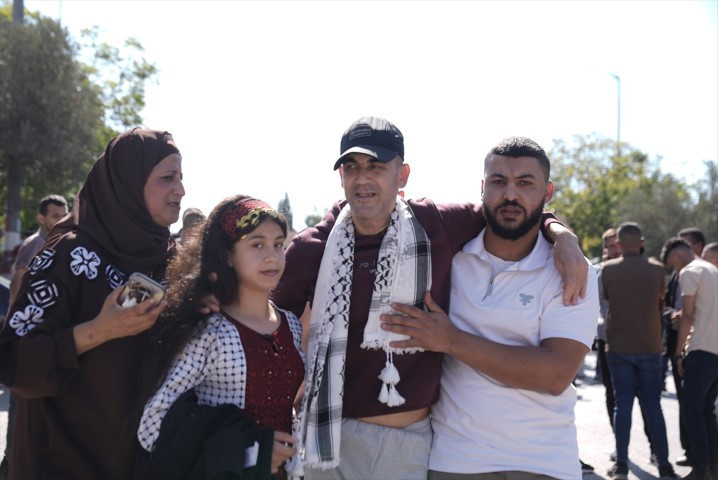 Dünyanın konuştuğu görüntüler: Filistinli esirler böyle özgürlüğüne kavuştu