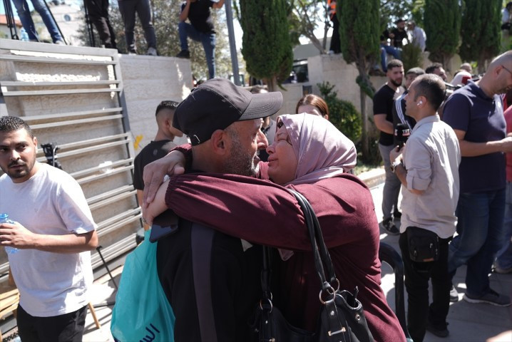 Dünyanın konuştuğu görüntüler: Filistinli esirler böyle özgürlüğüne kavuştu