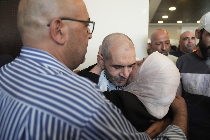 Dünyanın konuştuğu görüntüler: Filistinli esirler böyle özgürlüğüne kavuştu