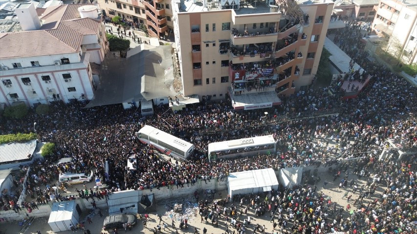 Dünyanın konuştuğu görüntüler: Filistinli esirler böyle özgürlüğüne kavuştu