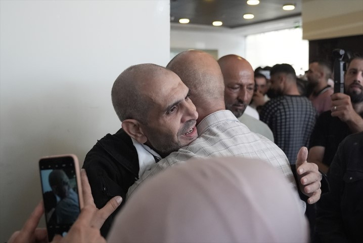 Dünyanın konuştuğu görüntüler: Filistinli esirler böyle özgürlüğüne kavuştu