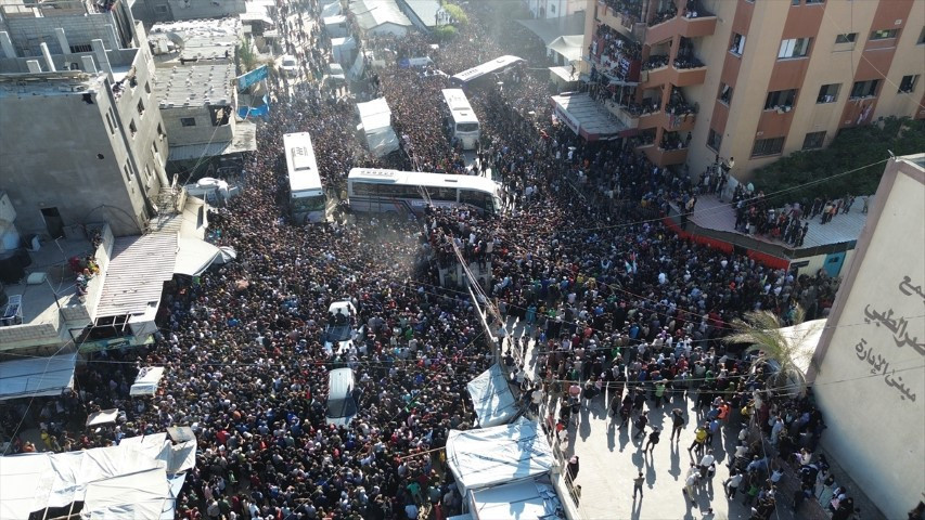 Dünyanın konuştuğu görüntüler: Filistinli esirler böyle özgürlüğüne kavuştu