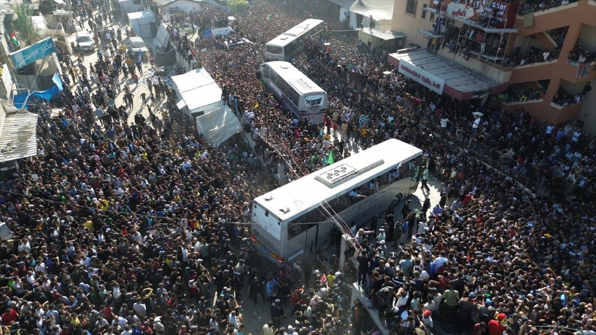 Dünyanın konuştuğu görüntüler: Filistinli esirler böyle özgürlüğüne kavuştu