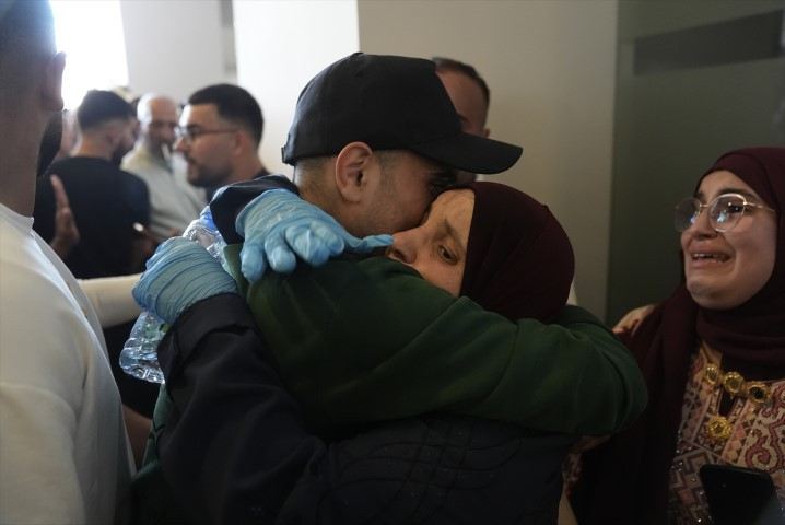 Dünyanın konuştuğu görüntüler: Filistinli esirler böyle özgürlüğüne kavuştu