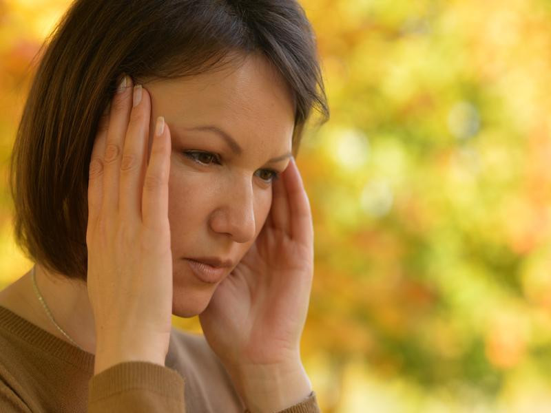 Baş ağrısı şikayetiyle hastaneye gelenlerin sayısı arttı Sonbaharda baş ağrısını tetikleyen 7 neden