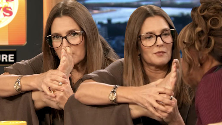 En sonunda bunu da yaptı! Canlı yayında ayağını arkadaşının suratına uzattı: Bak bakalım kokuyor mu?