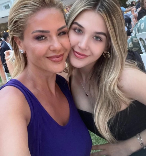 Annesinin kopyası oldu