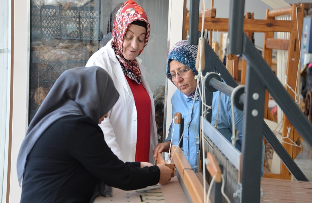 Emekli oldu, ehramı sandıktan çıkarıp kadınlara iş kapısı sağladı