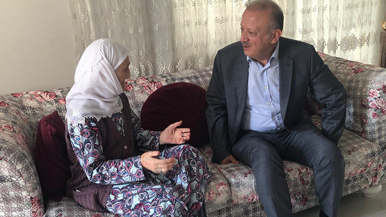 2 padişah bile gördü! Yaşıyla 'maşallah' dedirtiyor... Fatmana nineye pastalı kutlama