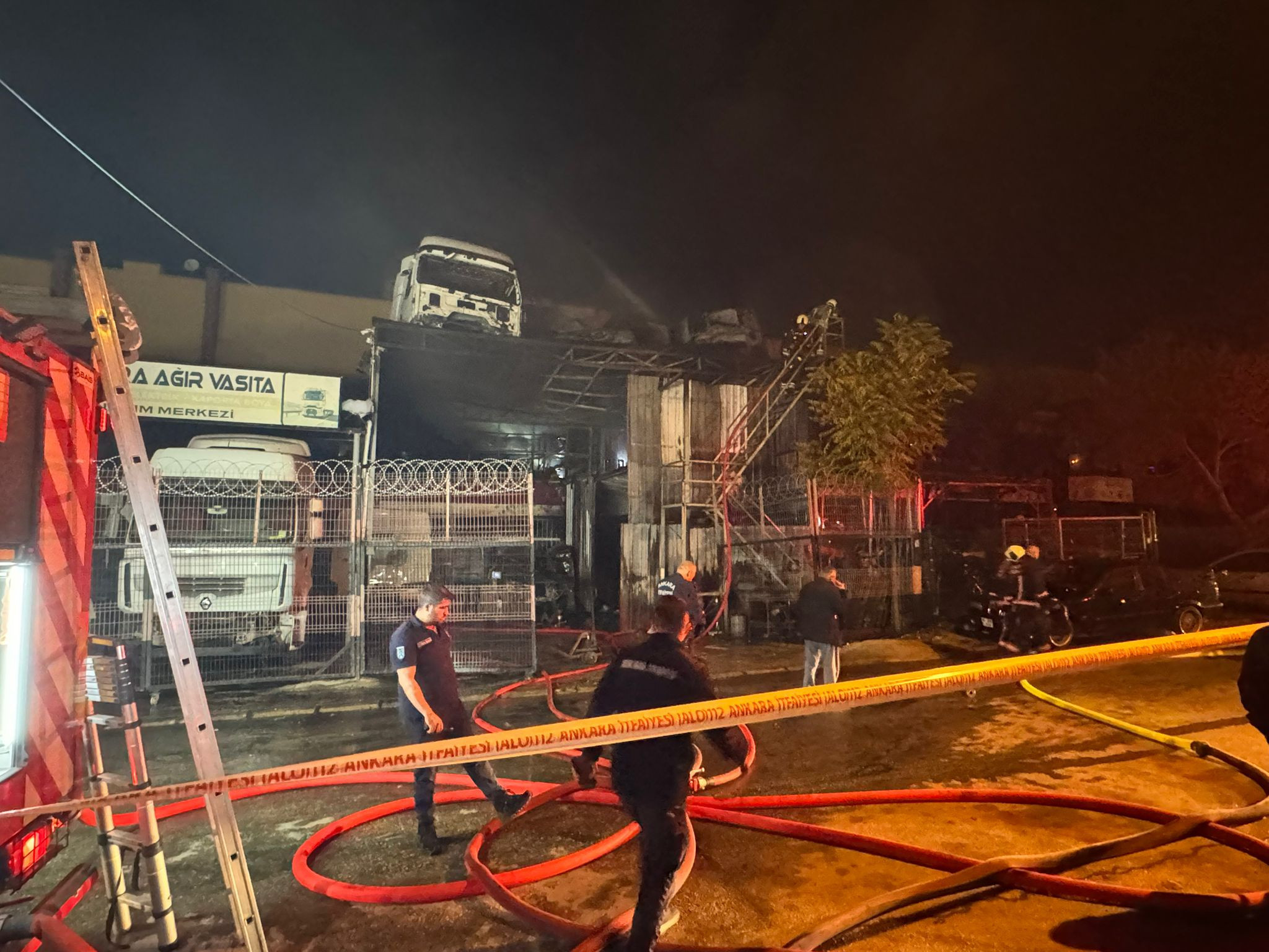 Ankara’da oto tamirhanesinde yangın! İş yerindeki araçlar zarar gördü