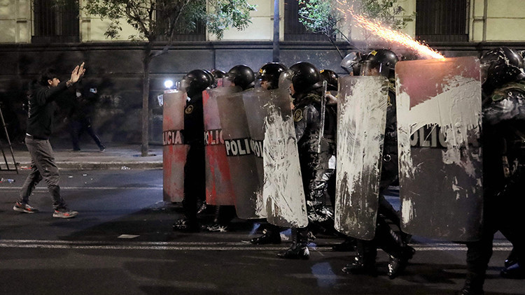 Peru’da sokaklar kaynıyor: Binlerce kişi hükümete karşı ayakta Peru’da sokaklar kaynıyor: Binlerce kişi hükümete karşı ayakta