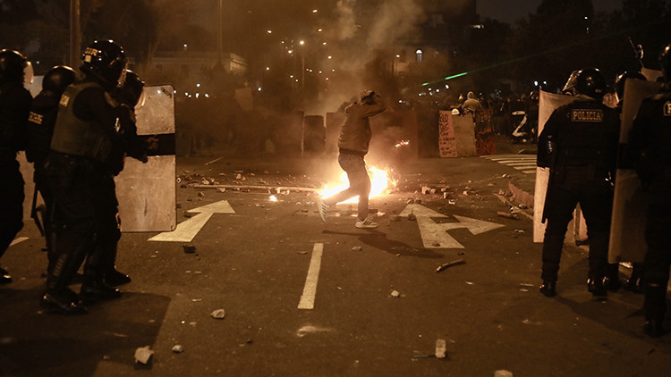 Peru’da sokaklar kaynıyor: Binlerce kişi hükümete karşı ayakta Peru’da sokaklar kaynıyor: Binlerce kişi hükümete karşı ayakta