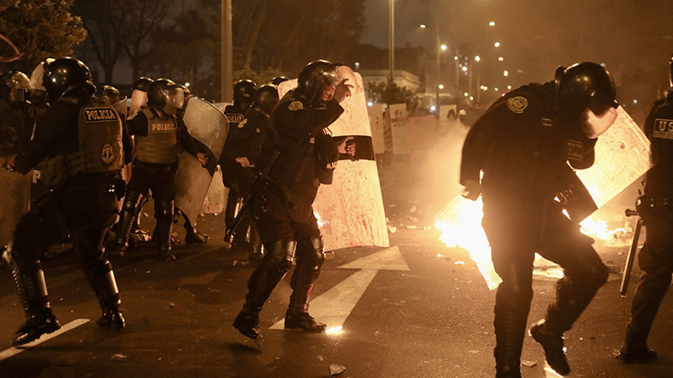 Peru’da sokaklar kaynıyor: Binlerce kişi hükümete karşı ayakta Peru’da sokaklar kaynıyor: Binlerce kişi hükümete karşı ayakta